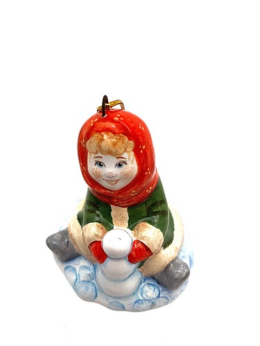 Керамическая ёлочная игрушка 'Девочка лепит снеговика'