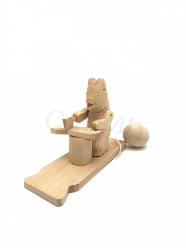 Богородская игрушка  'Медведь режет рыбу'